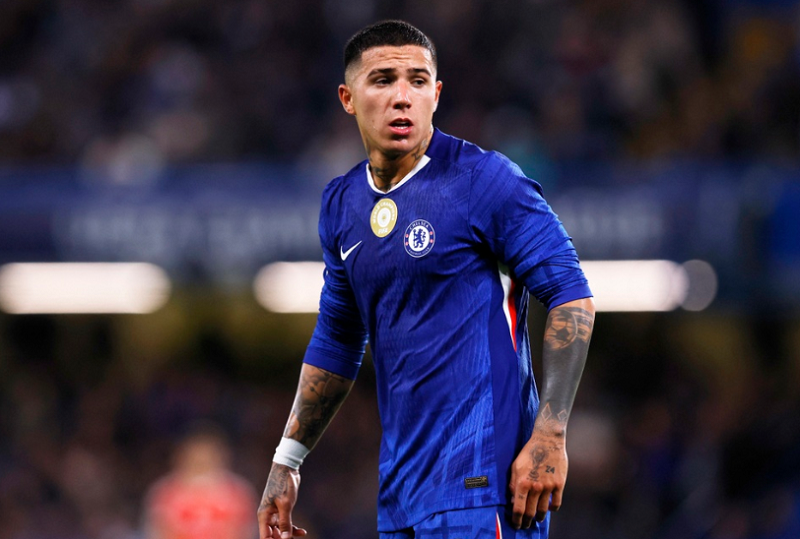 enzo-fernandez-bi-cdv-benfica-cong-kich-du-doi-tai-stamford